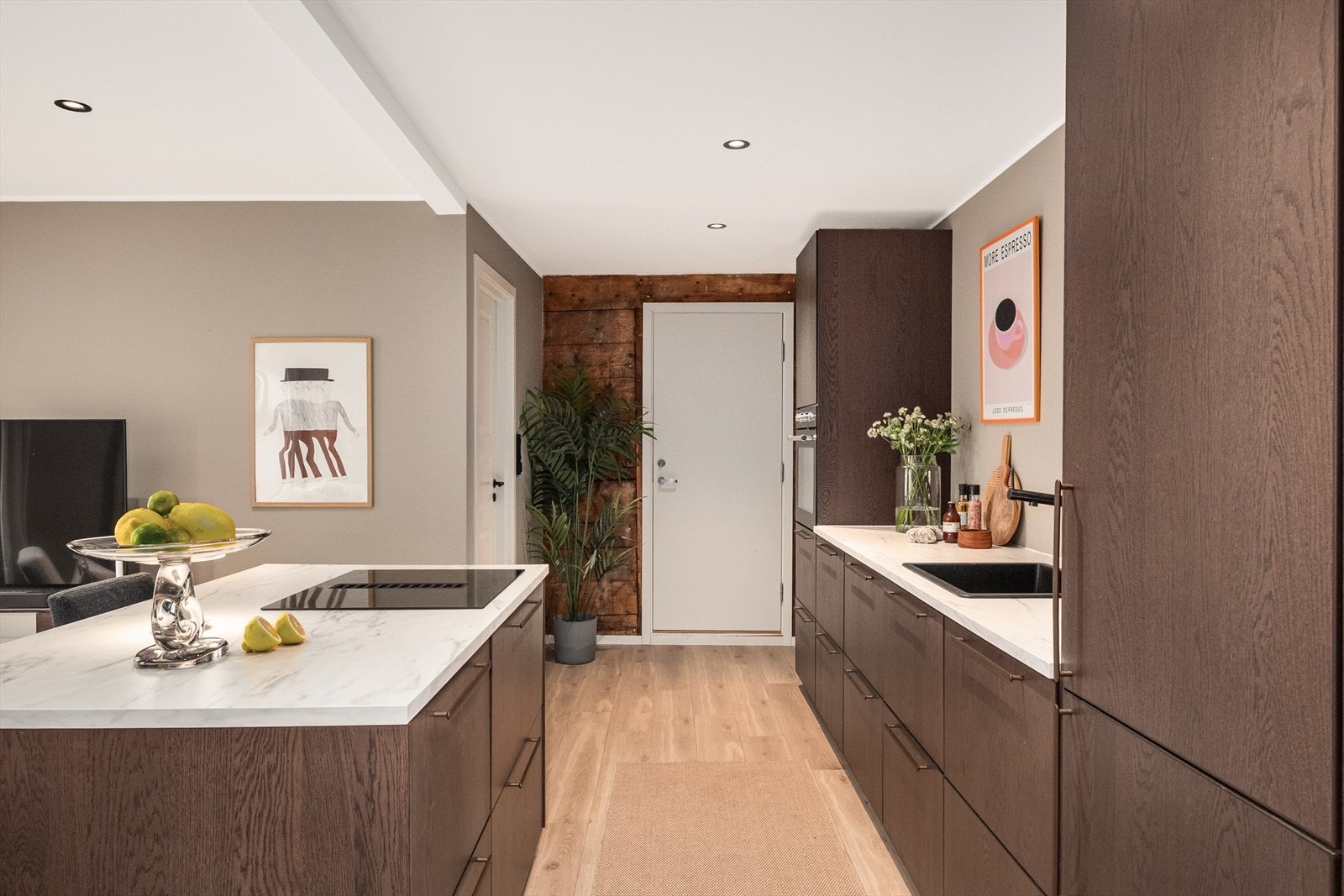 En stilren og meget tiltalende 2-roms selveier like bak Bryggen, med skjermet og solrik bakgård. Galleribilde