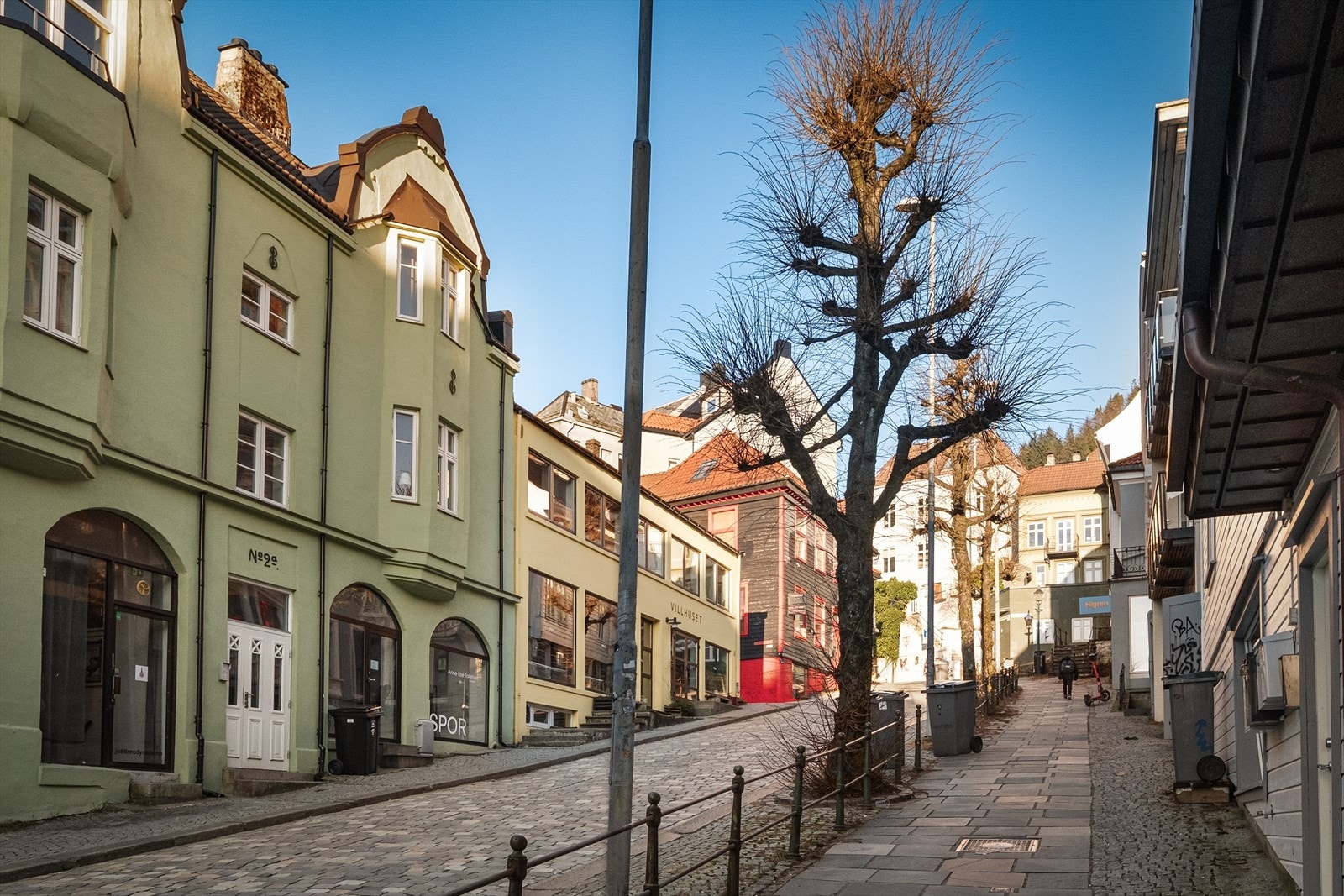I området ligger flere av byens sentrale landemerker, deriblant Bergenhus festning og Mariakirken. Fra boligen er det kort vei til utdanningsinstitusjoner og sentrum med alt av fasiliteter og servicetilbud. Galleribilde