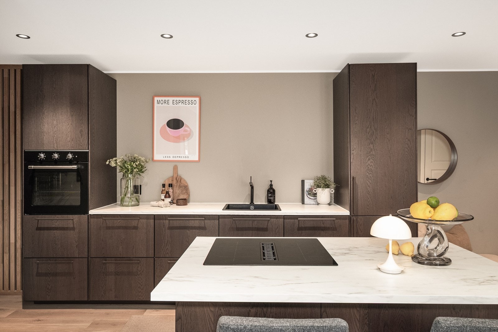 Leiligheten har en lekker og delikat kjøkkeninnredning fra IKEA med god skap- og benkeplass. Galleribilde