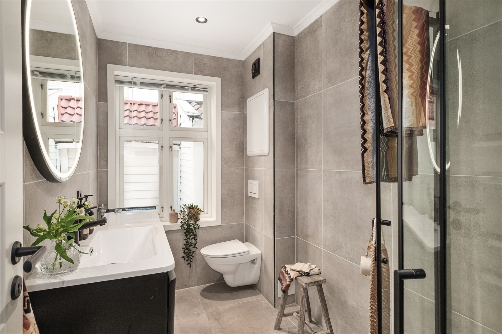 Moderne og innbydende helfliset baderom med varmekabler i gulv. Galleribilde