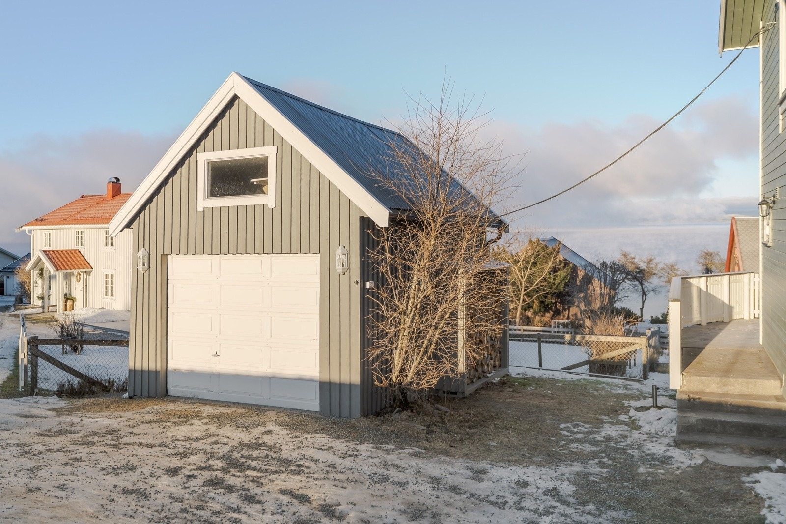 Garasje med elbillader, ny grunnmur og kledning fra 2020/21 Galleribilde