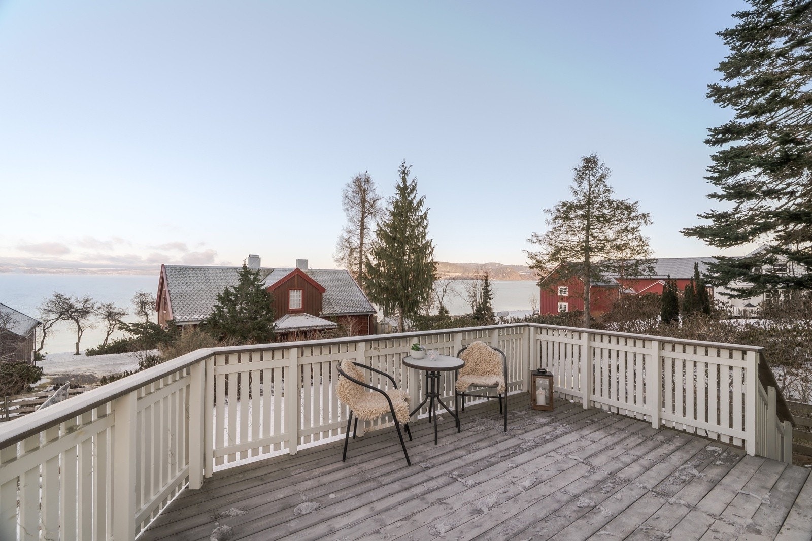 Terrasse ved inngangspartiet på ca. 18 kvm Galleribilde