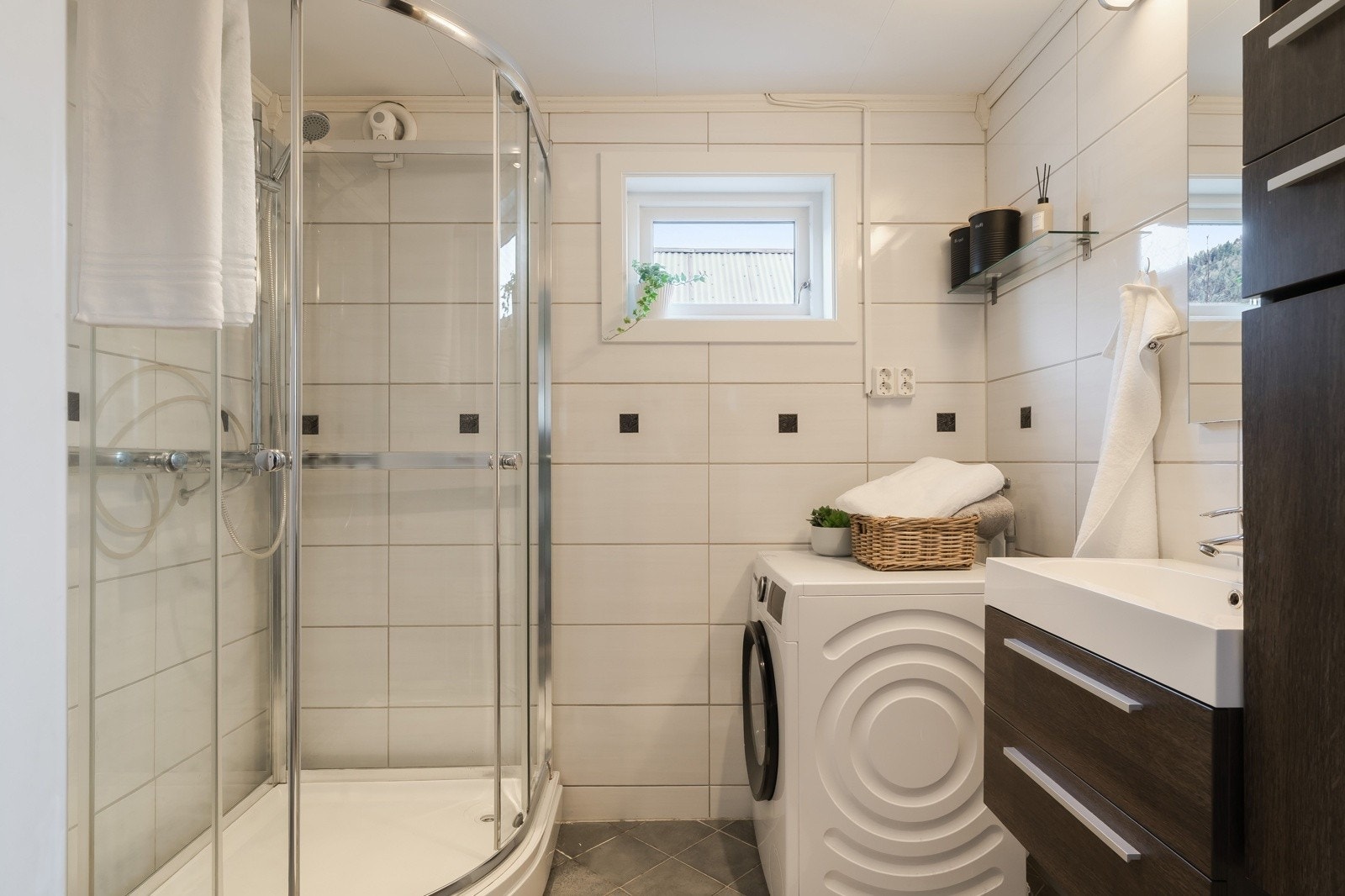 Flislagt bad på ca. 4,5 kvm Galleribilde