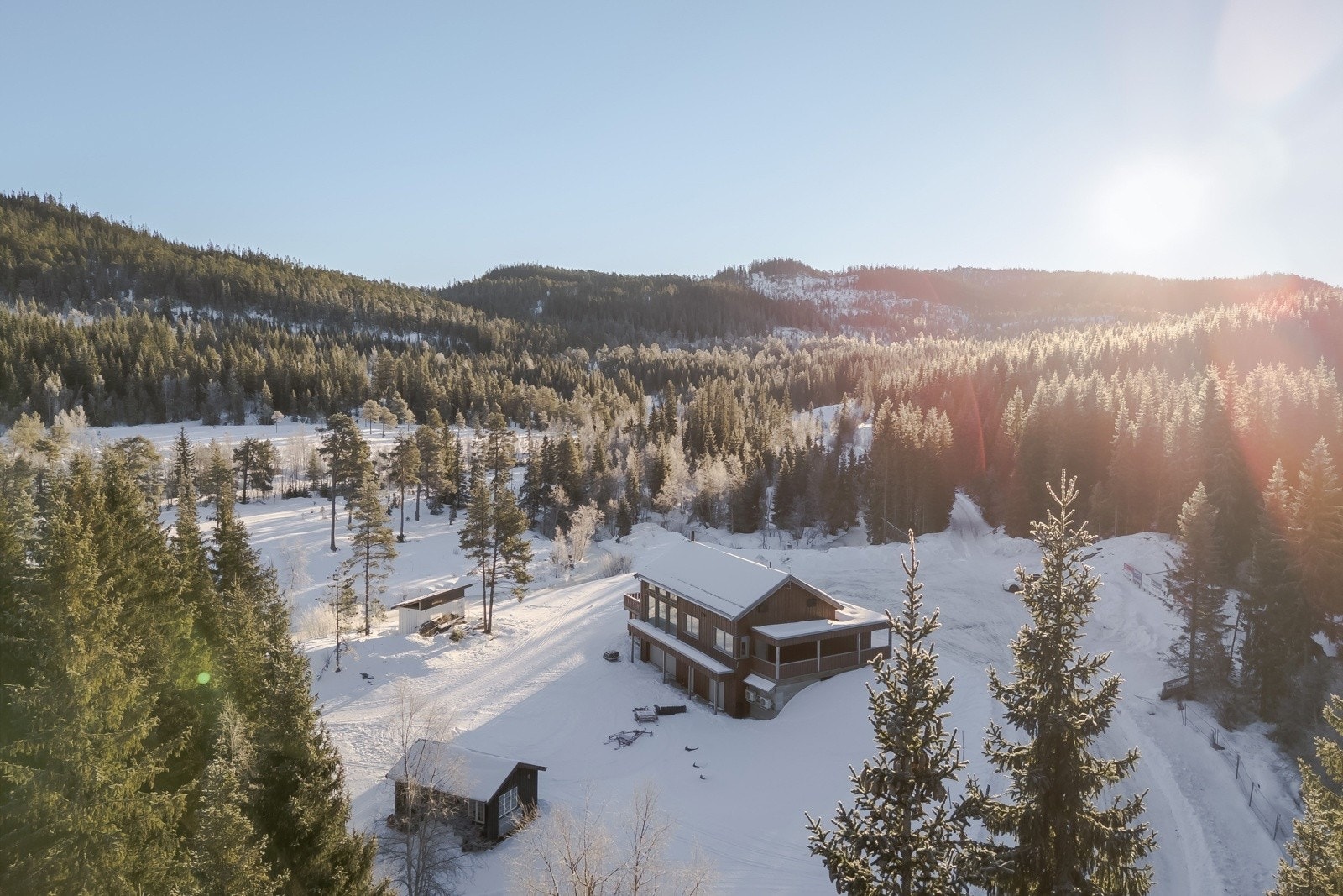 Ca. 10 min med bil opp til den lokale skihytta på Seljan Galleribilde