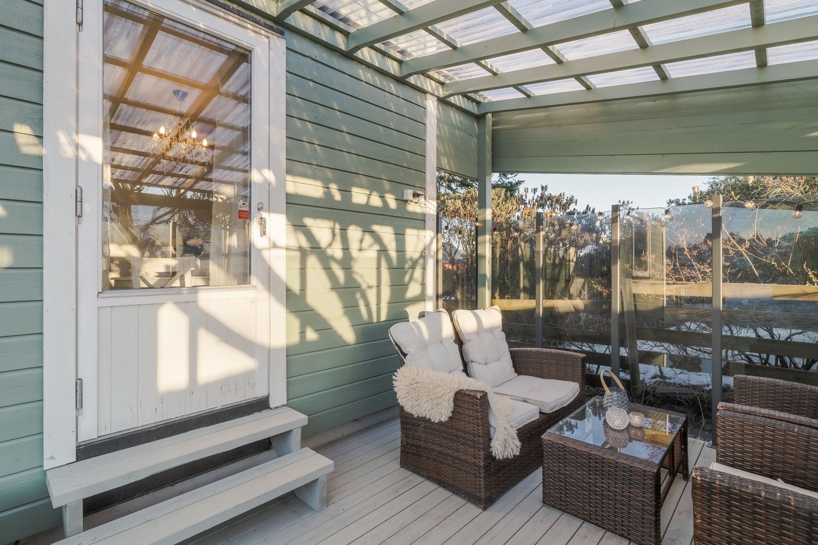 Kort vei fra kjøkken og stue til terrassen Galleribilde