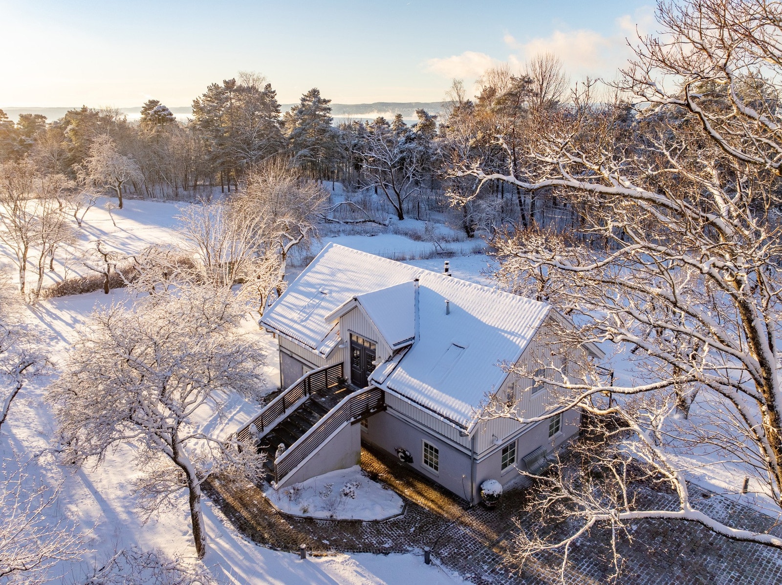 I gjeldende regulering skal eksisterende hage bevares som frukthage. På tomten er det også definert byggegrense Galleribilde