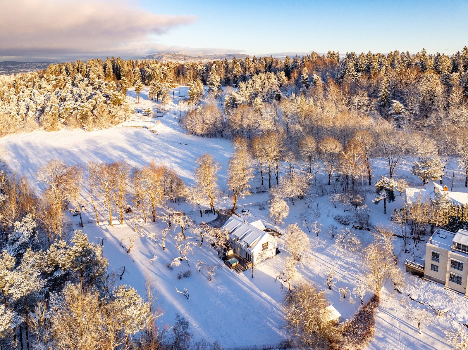 Eiendommen grenser mot friområde og har en svært tilbaketrukket beliggenhet Galleribilde