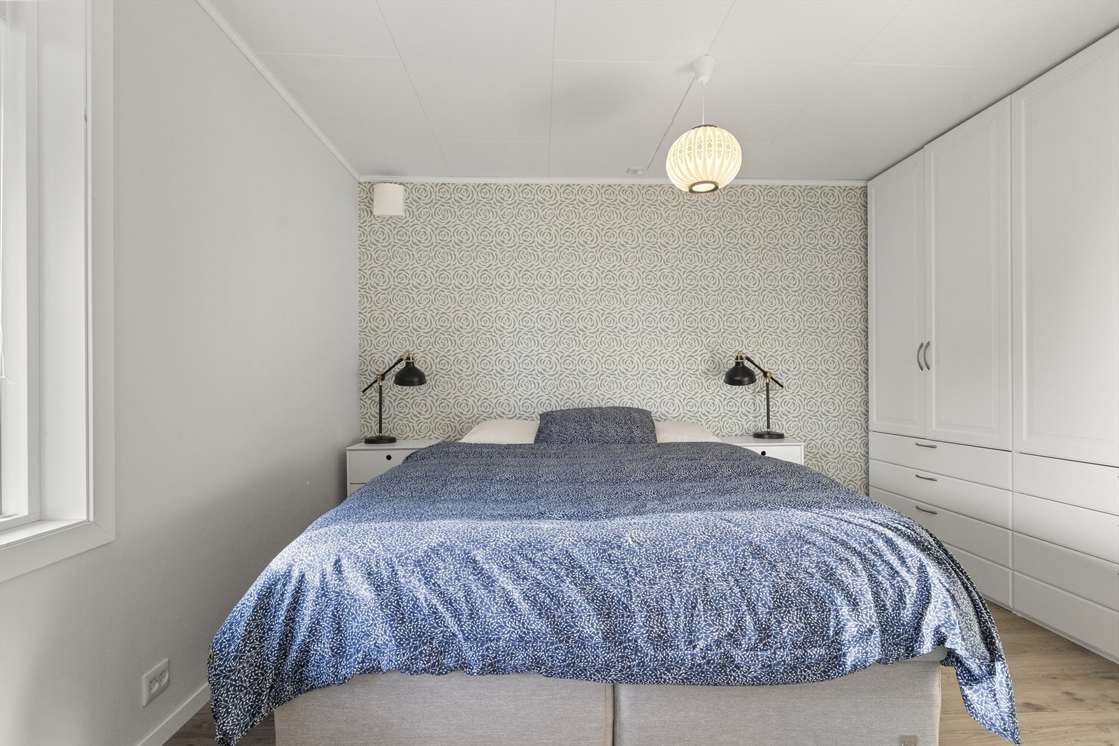 Det er 2 romslege soverom i første etasje Galleribilde