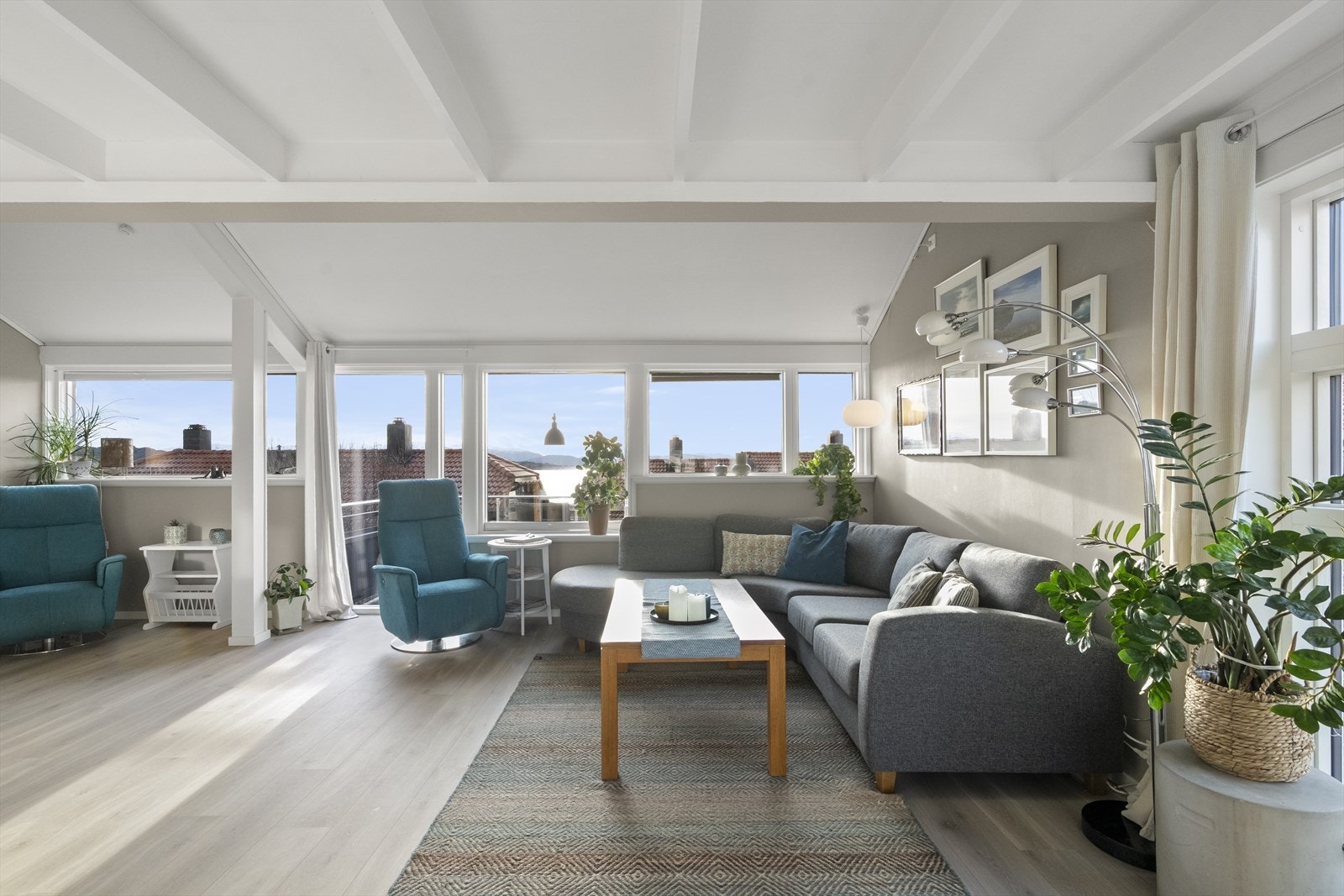 Velkommen inn! Leilegheite har gode kvalitetar med store vindauge, gjennomgåande lys og høg himling Galleribilde