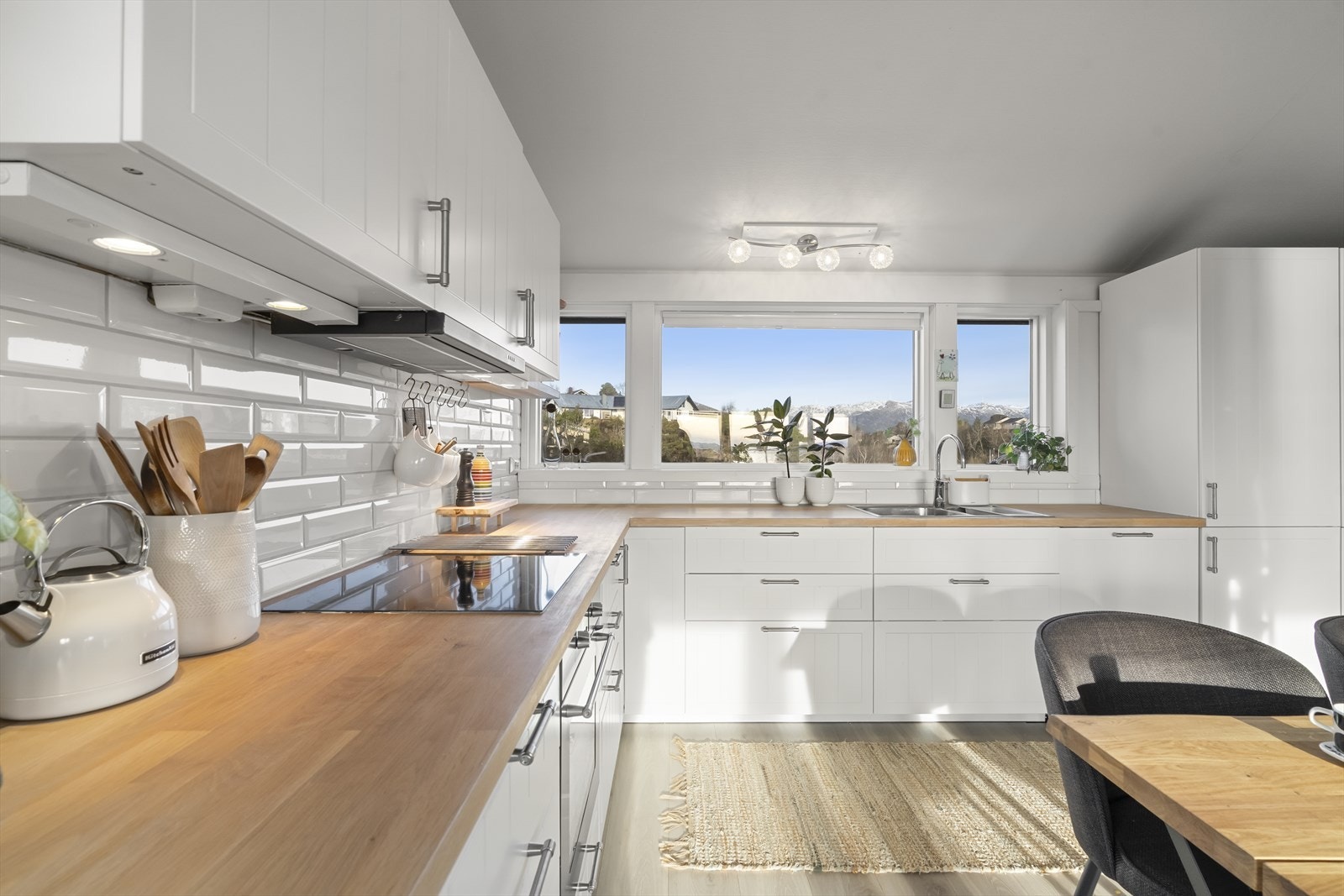 Det er godt med benkeplass på kjøkkenet Galleribilde