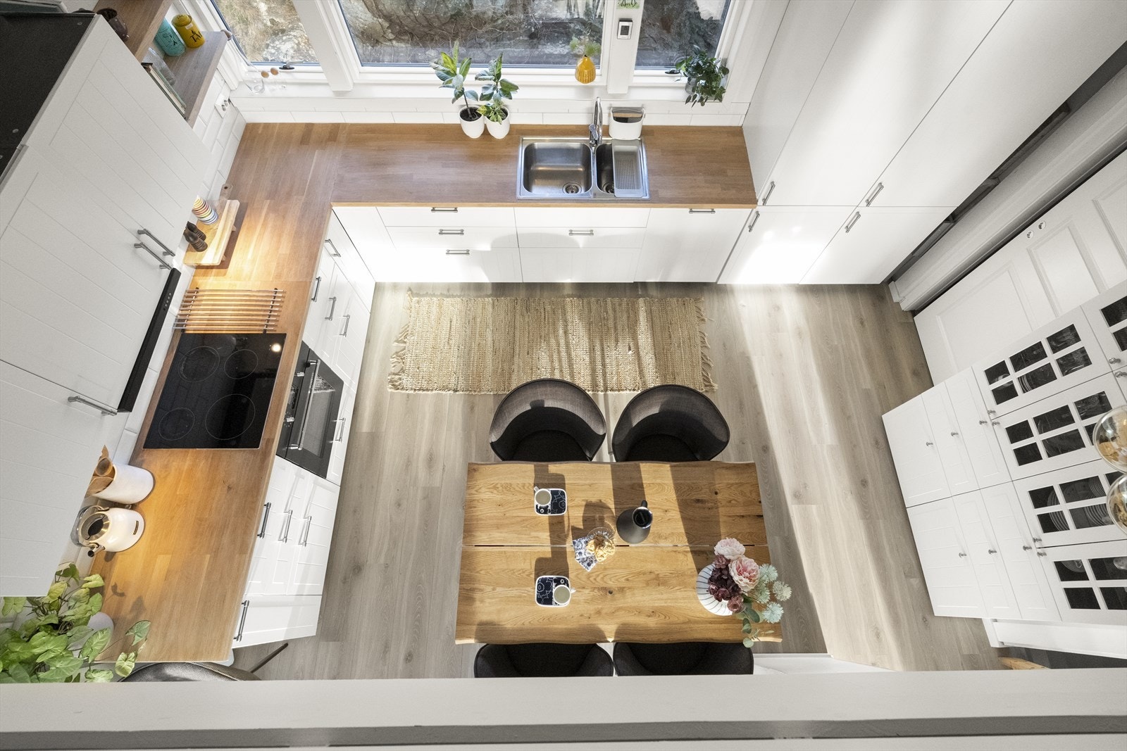 Frå hemsen mot kjøkkenet Galleribilde