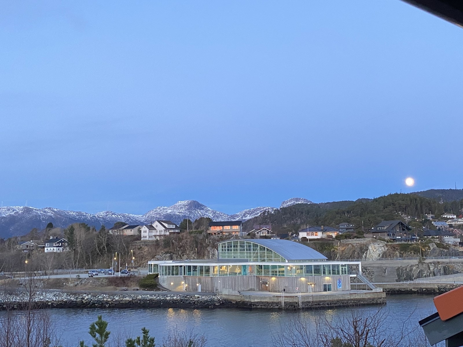 Med fullmånen som kryp oppver Galleribilde