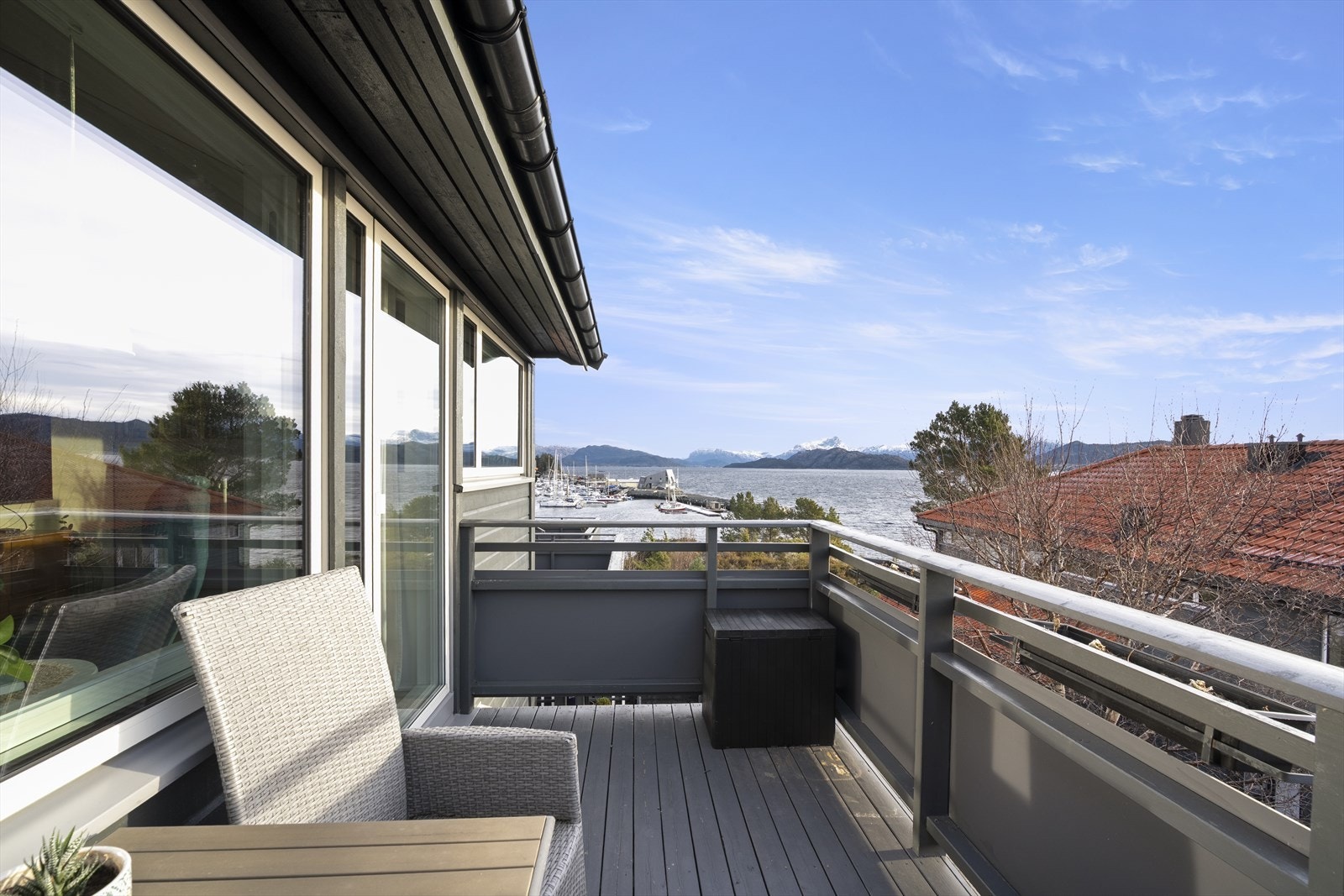 Altanen i andre etasje er utbygt - her er det flott å sitte med morgonkaffien og sjå sola stå opp i aust Galleribilde