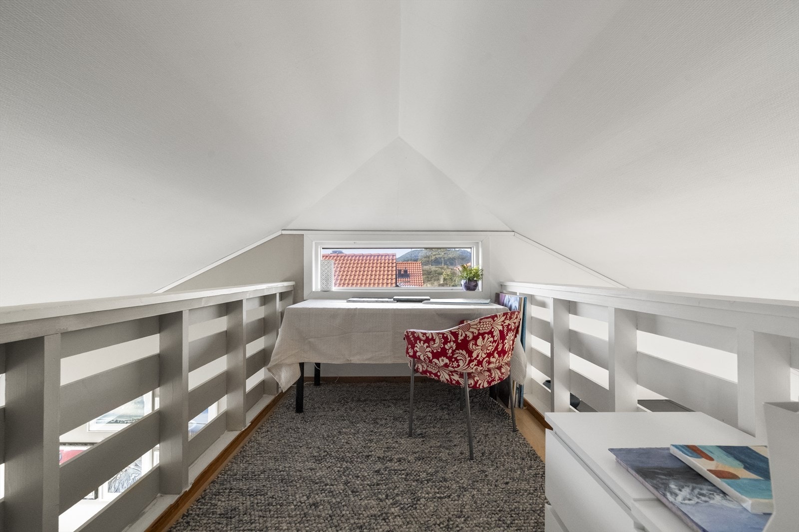 Det er hems over kjøkken/stove. Hemsen har vindauge som kan opnast. Galleribilde