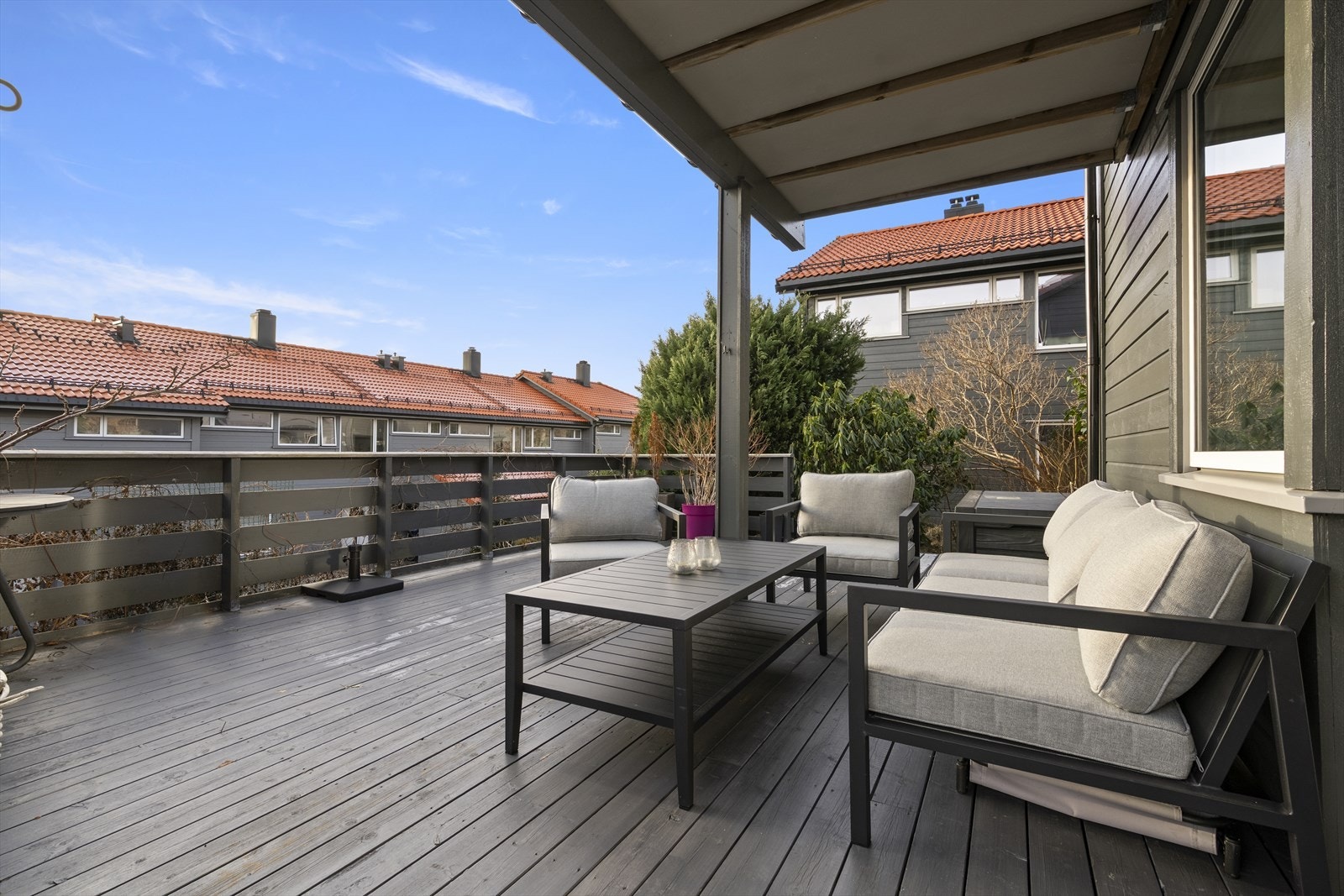 Terrasse på bakkeplan - delvis overbygt Galleribilde