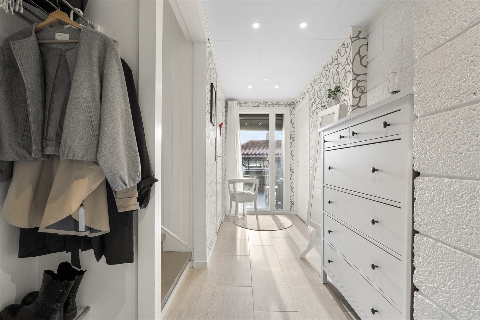 Lys og fin gang som er flislagt med varmekablar Galleribilde