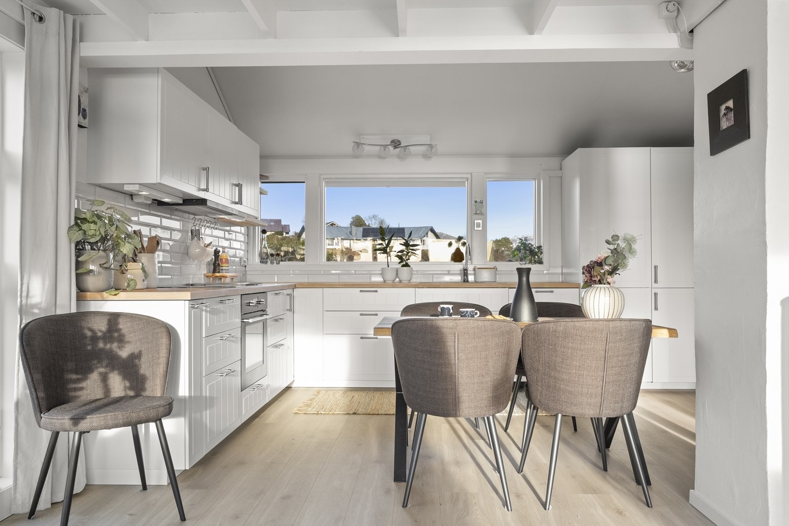 Kjøkkenet blei skifta i 2014 - og har fått nye frontar i 2025 Galleribilde