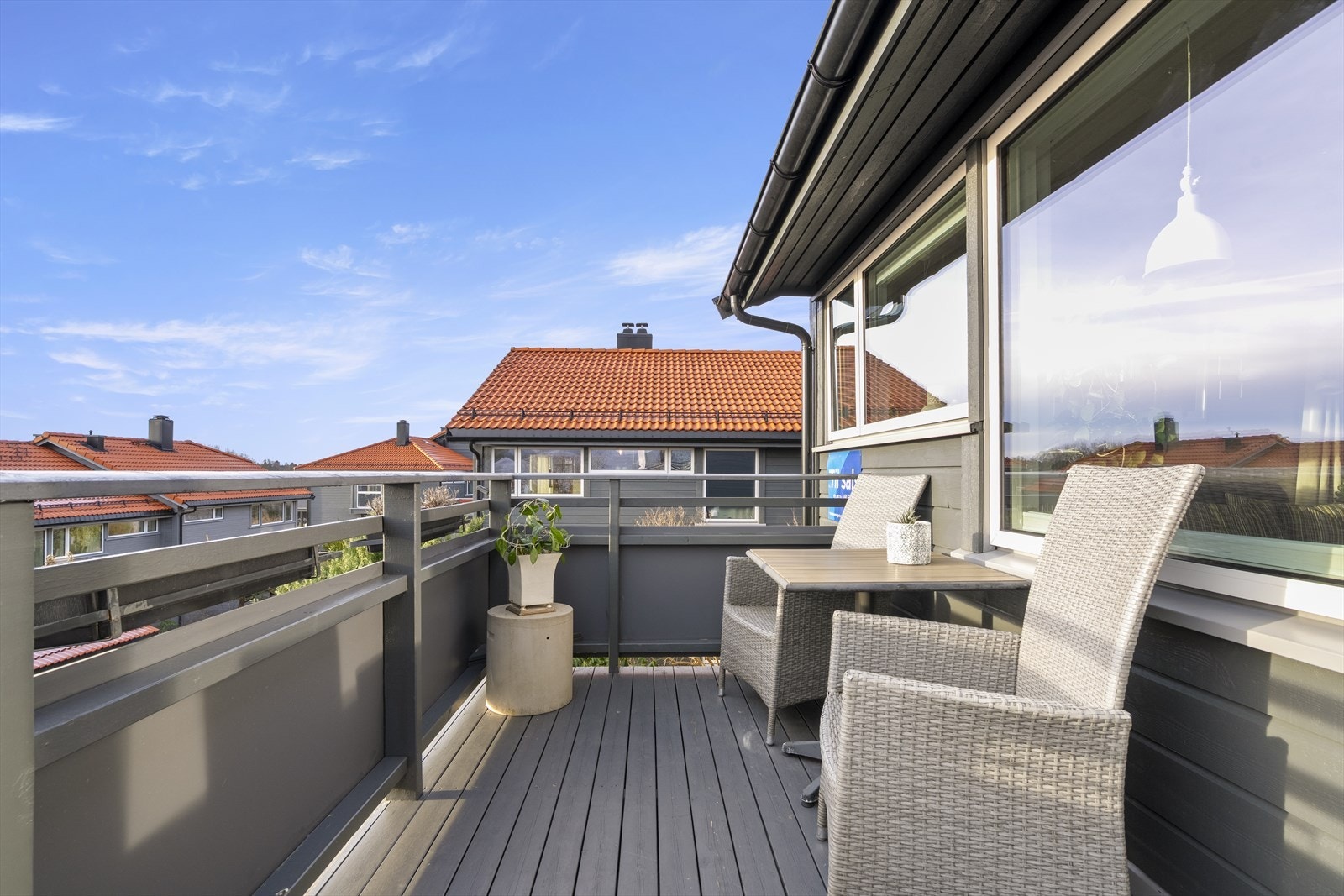 Her det flott å sitte - godt i le for nordavinden Galleribilde