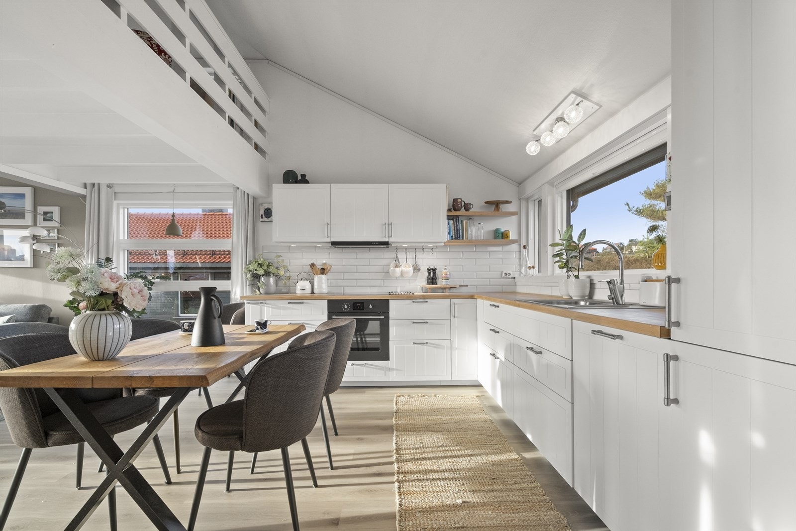 Veggen mellom stove og kjøkken er fjerna - gir god romskjensle og slepp alt av dagslys inn Galleribilde