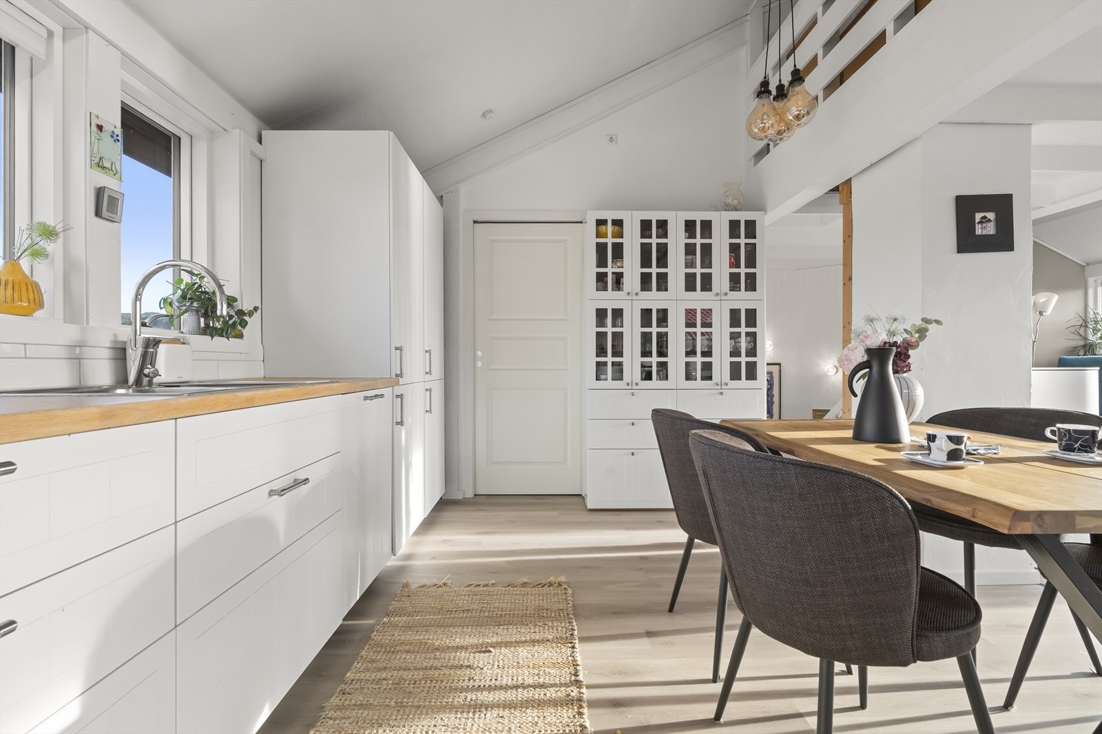 Praktisk bod ved kjøkken (som kan brukast til mykje) Galleribilde