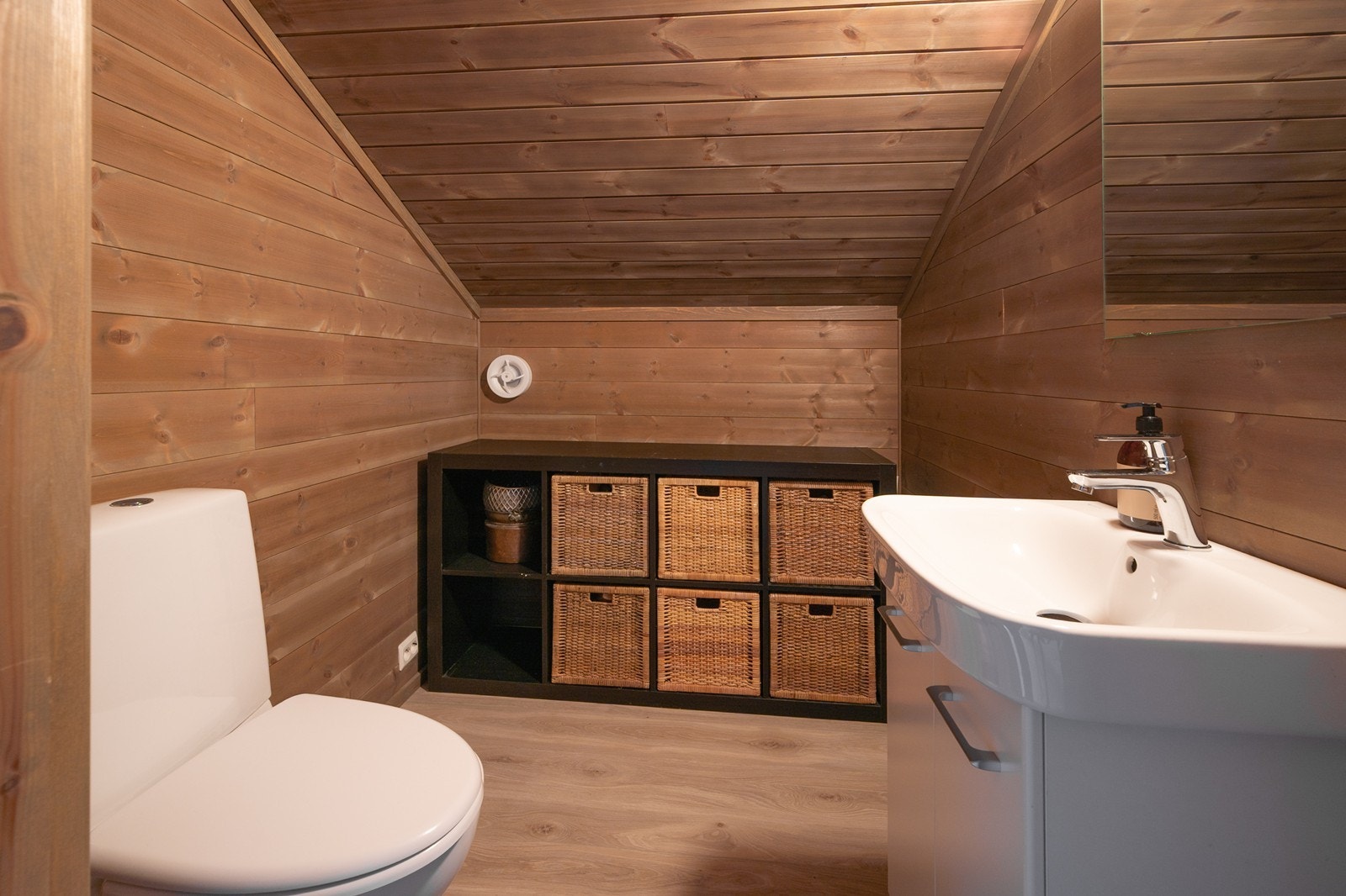 Toalettrom med wc, speil og servantskap Galleribilde