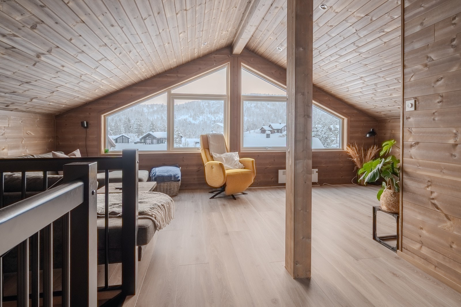 Loftstue med store vindusflater og fint utsyn Galleribilde