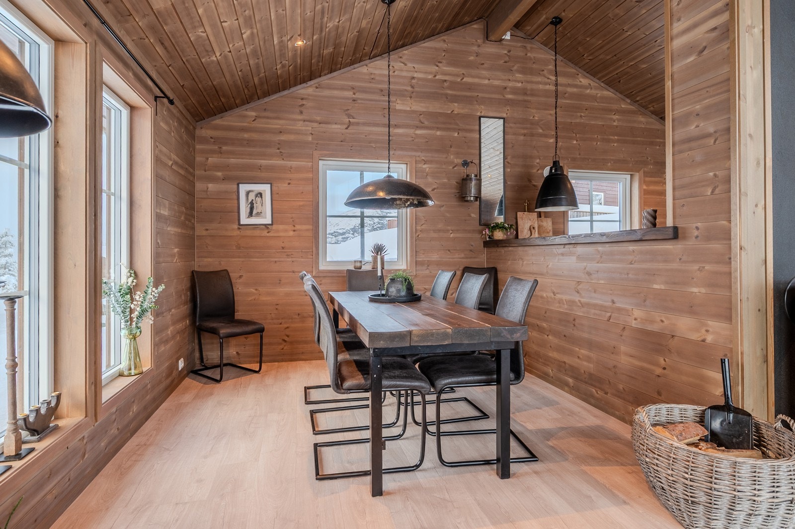 Laminatgulv, beiset panel og spotter i himling Galleribilde