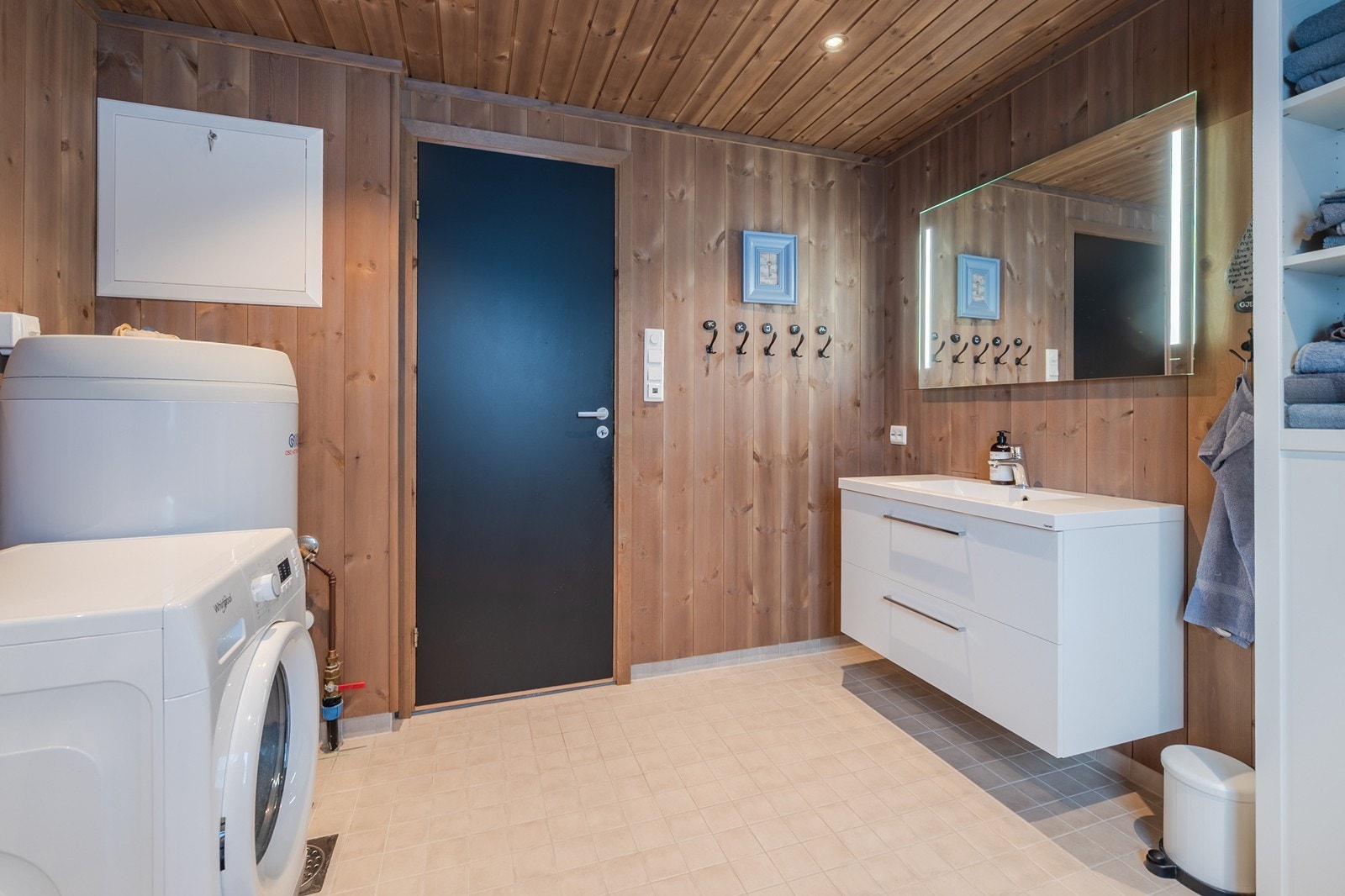 Stilren innredning, bereder og opplegg for vaskemaskin Galleribilde