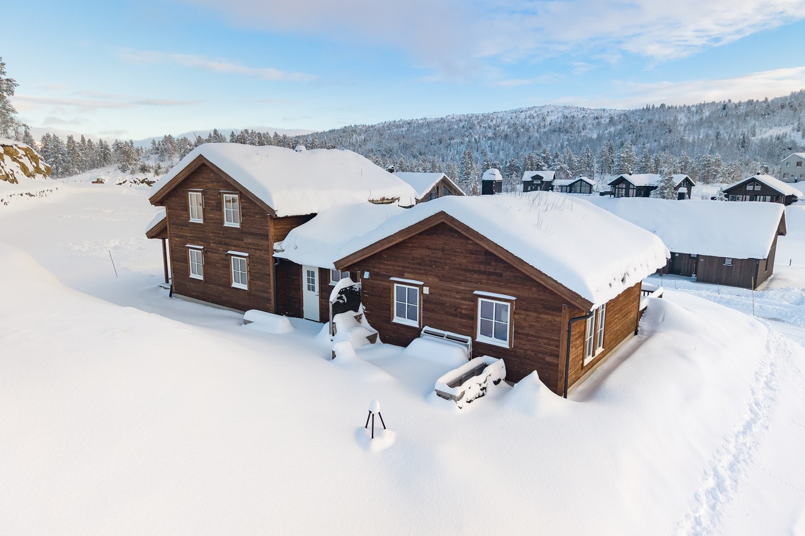 Nordvest-vendt uteplass med kveldssol ved inngangsparti Galleribilde