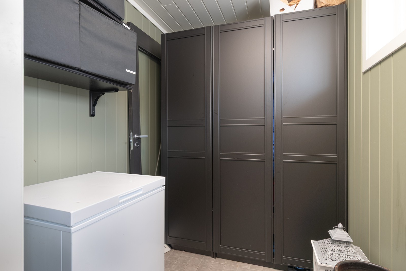 Tilhørende garderoberom med skyvedørsgarderobe Galleribilde