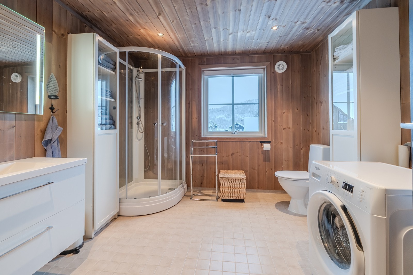 Romslig bad med flislagt gulv, varmekabler og dusjkabinett Galleribilde