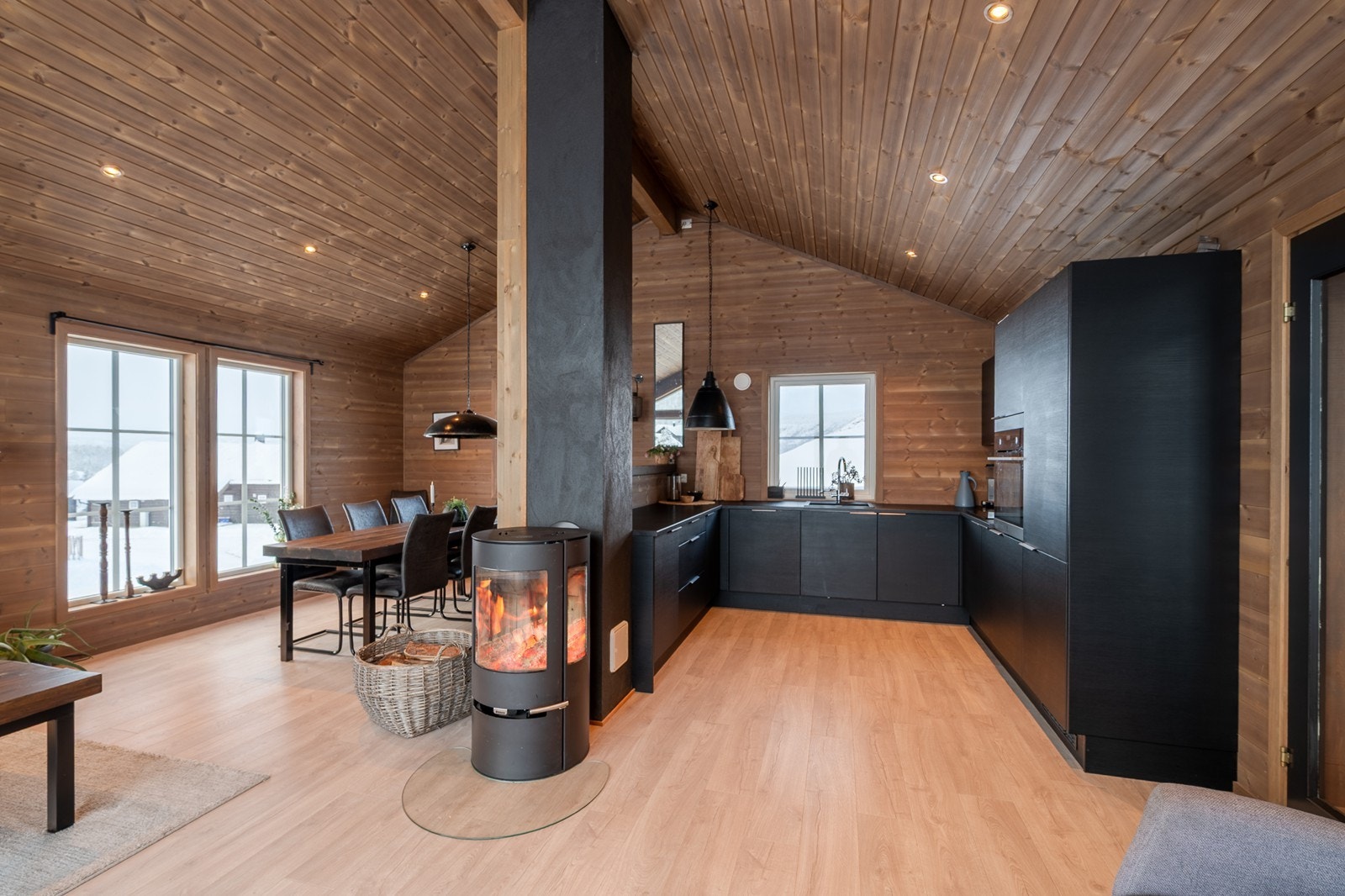 Moderne kjøkkeninnredning med sorte, matte fronter Galleribilde