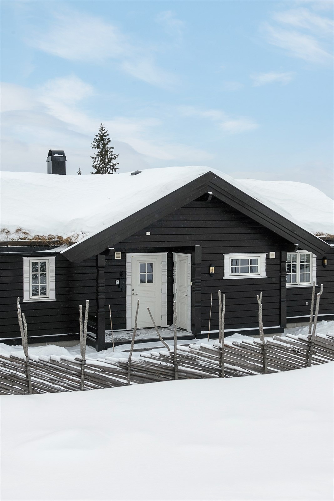 Takoverbygget inngangsparti inngangspartiet med montert el-bil lader på veggen. Galleribilde