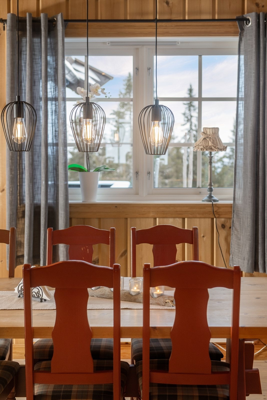 Store vindusflater gir godt med naturlig lys til spiseplassen. Galleribilde