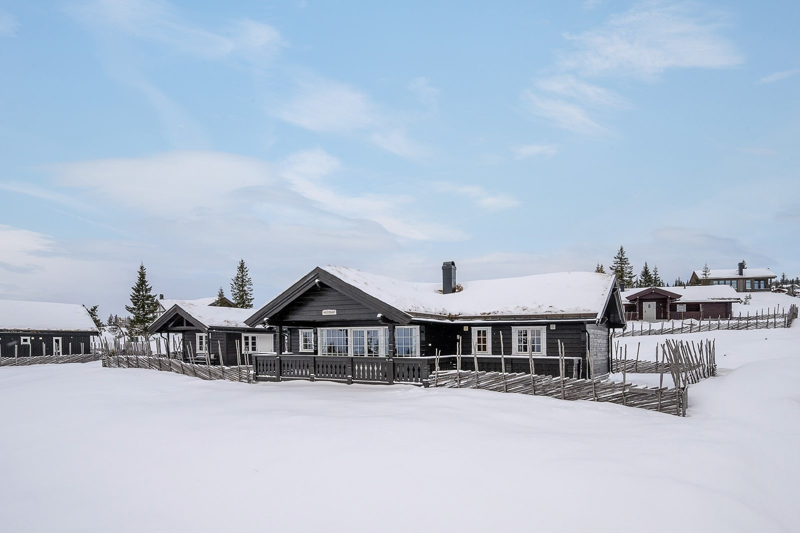 Eiendommen har overbygget terrasse, er delvis inngjerdet med skigard og har oppført frittstående uthus Galleribilde