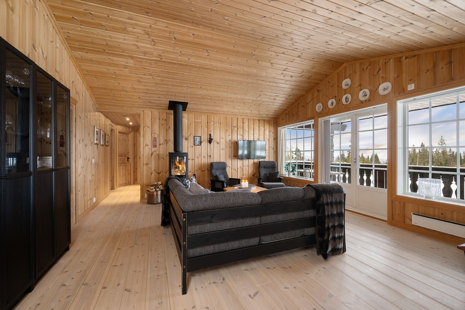 De store vindusflatene mot sør/øst bidrar med naturlig belysning i rommet. Galleribilde