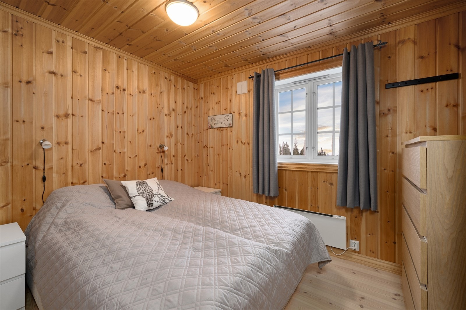 Hytta har tre soverom, alle med panel på vegger og himling samt tregulv. Galleribilde