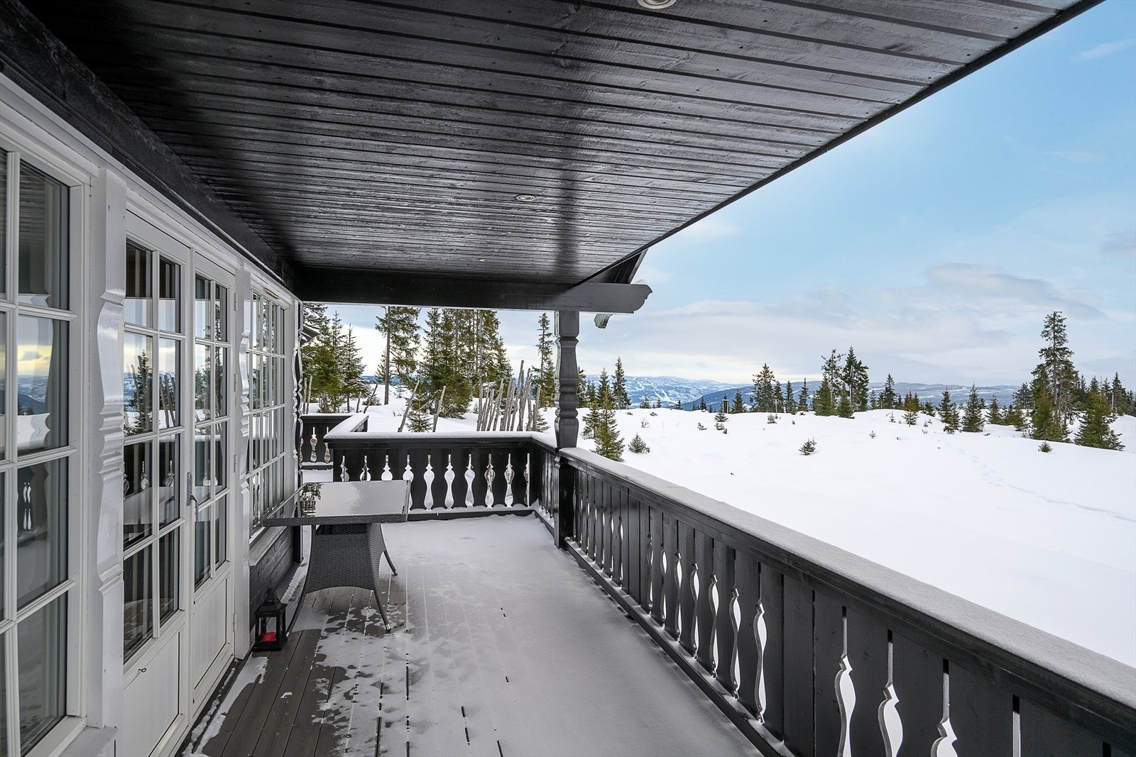 Den delvis takoverbygde verandaen er oppført i trekonstruksjoner og er et fint uterom. Galleribilde