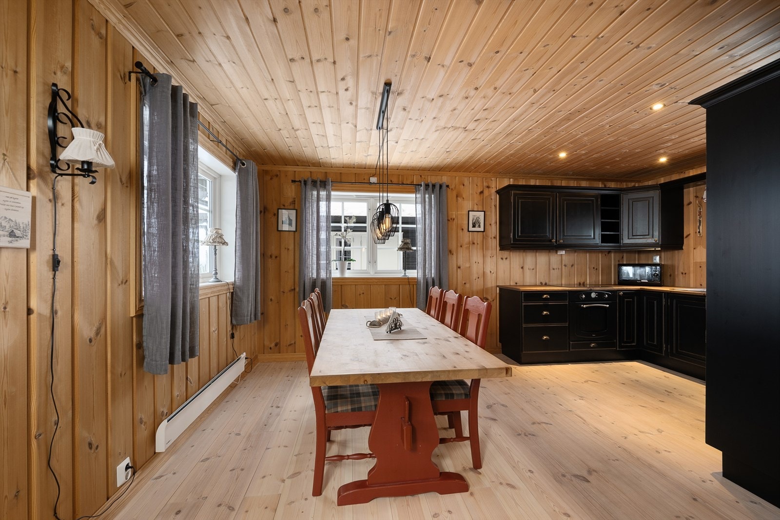 Spiseplassen er praktisk plassert i tilknytning til kjøkkenet. Galleribilde