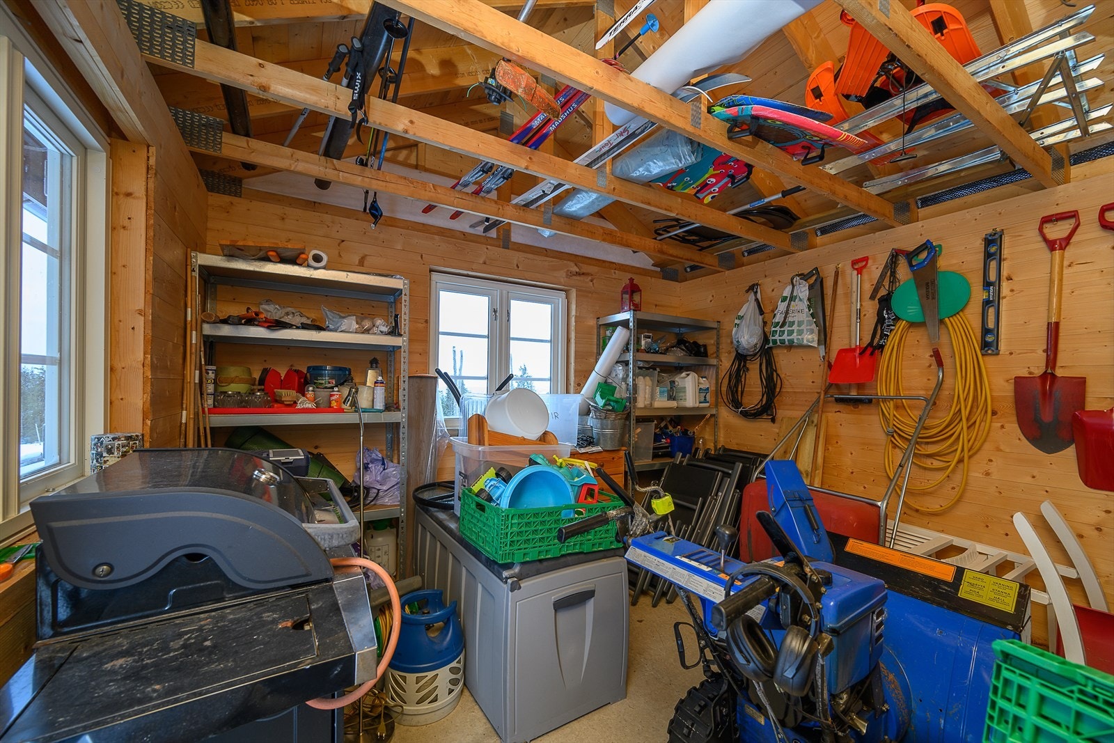Uthuset gir rikelig med plass for lagring av ski, utstyr og verktøy. Galleribilde