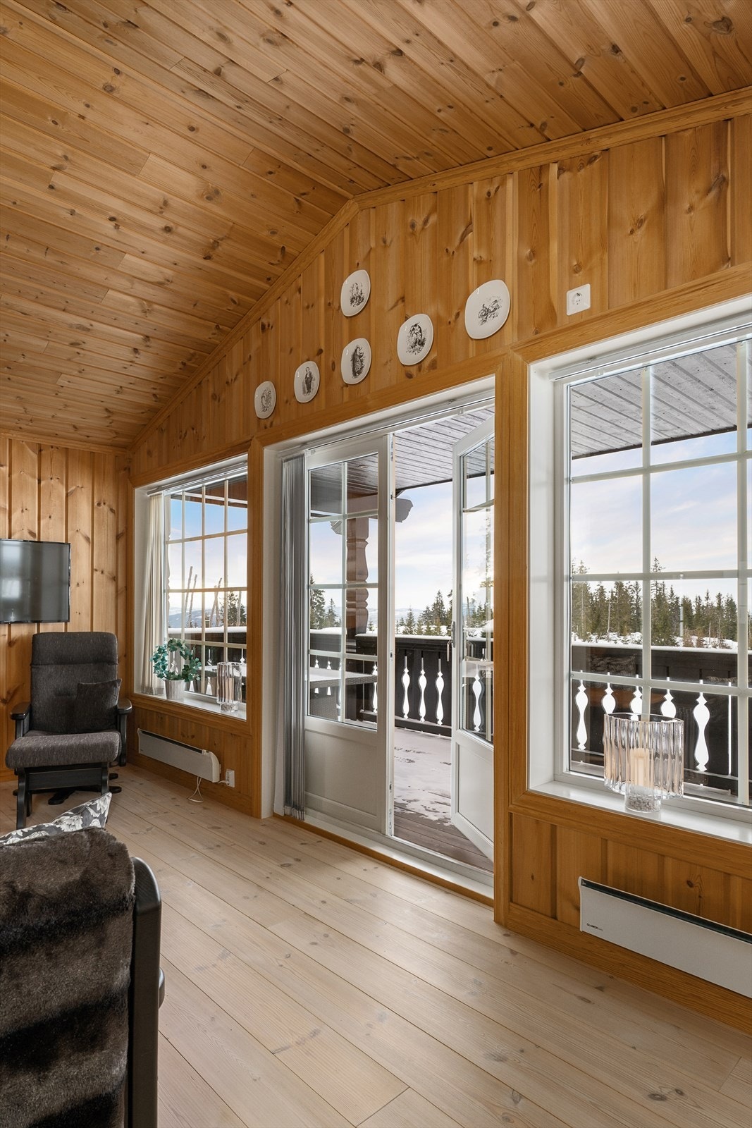 Fra stuen er det direkte utgang til en delvis takoverbygd veranda via en tofløyet dør. Galleribilde