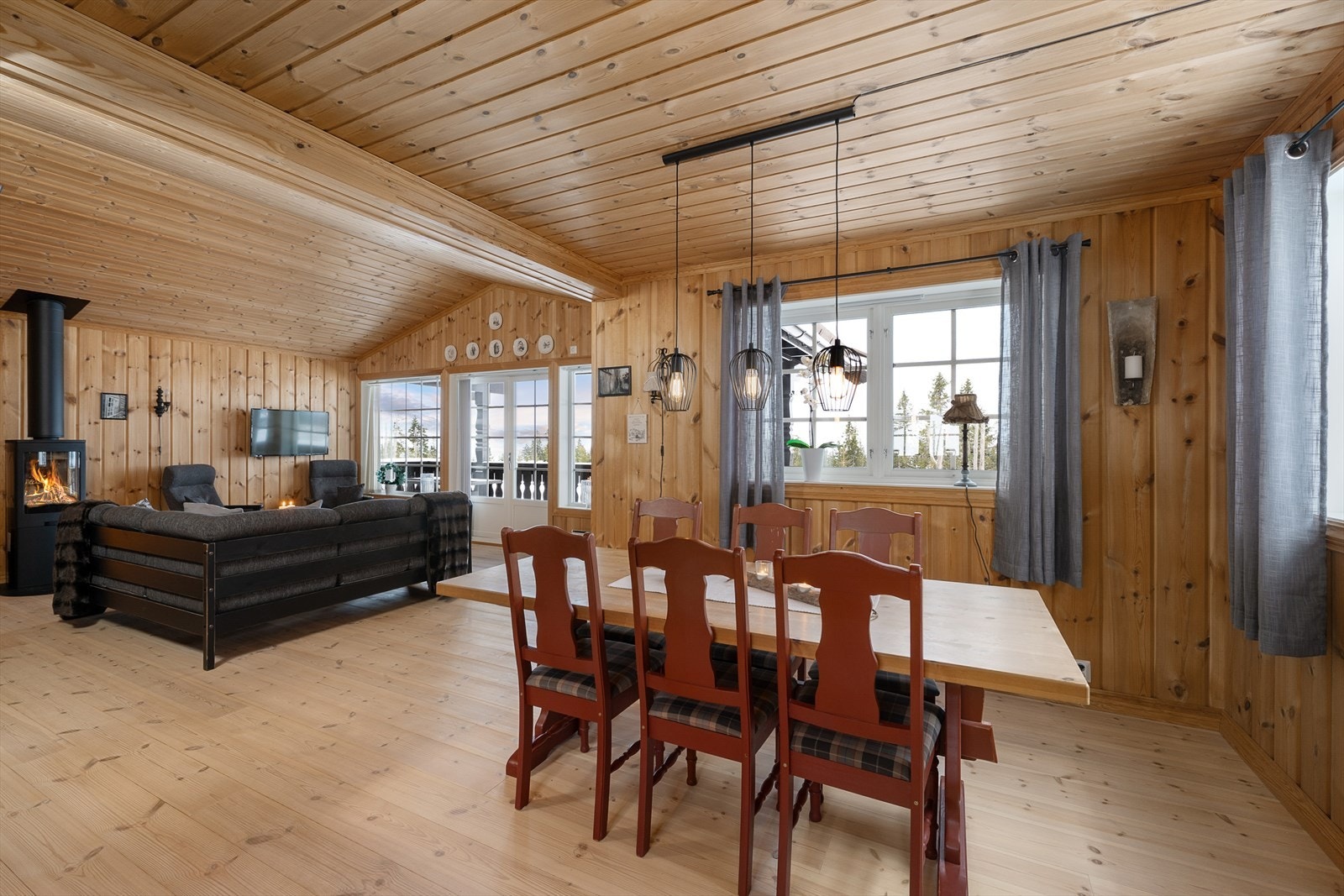 Spisestuen er en naturlig del av allrommet, med god plass til langbord. Galleribilde