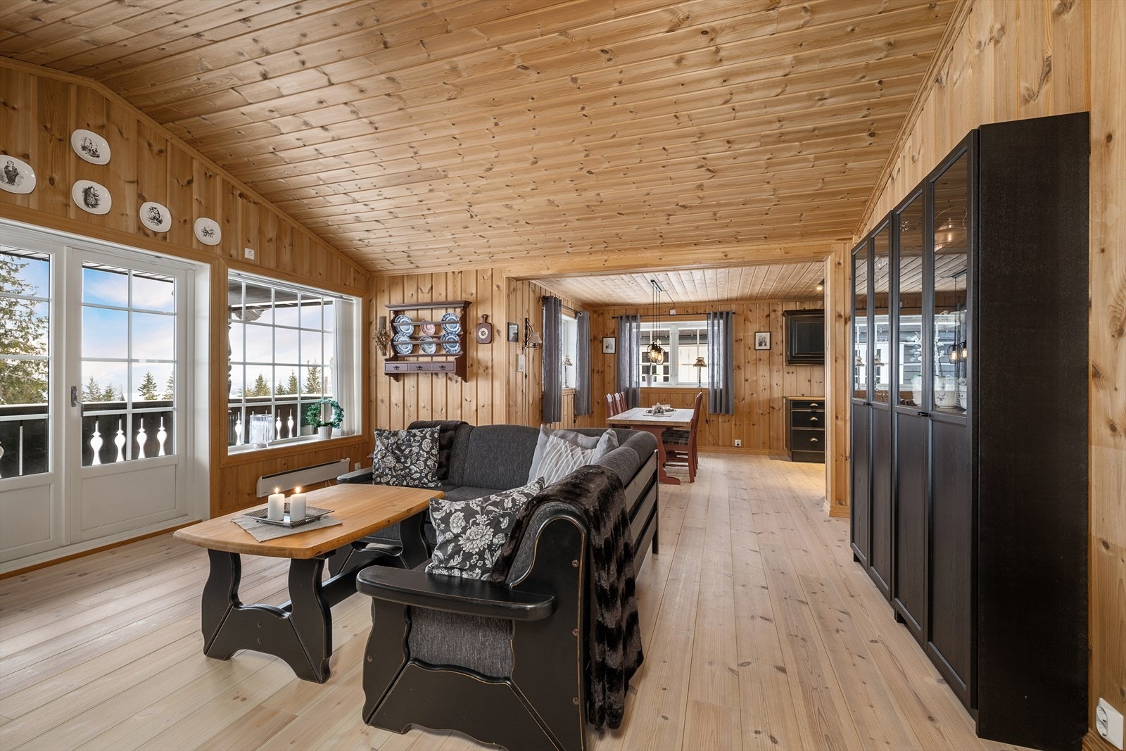 Den åpne løsningen binder stue, spisestue og kjøkken sammen til et sosialt allrom. Galleribilde