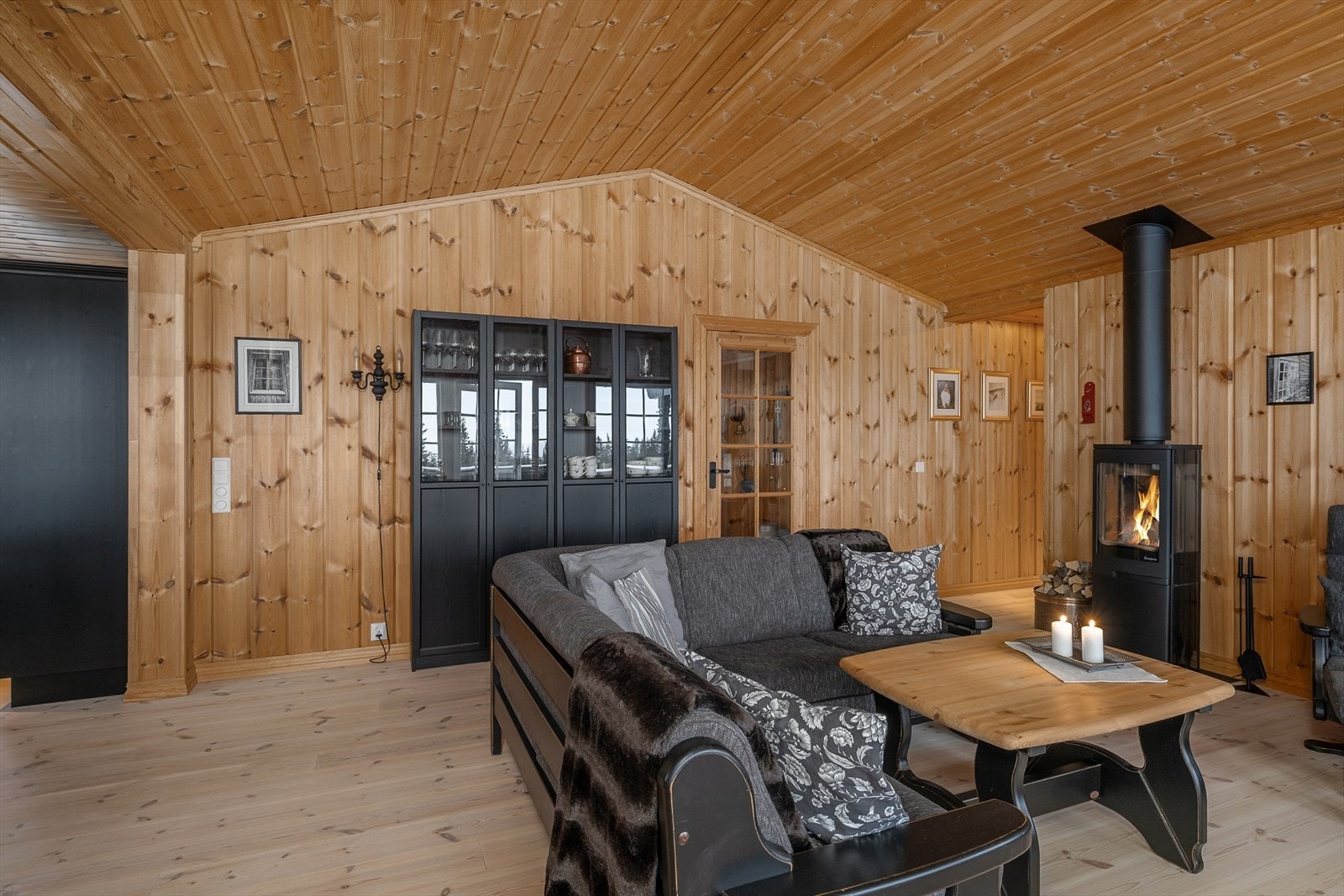 Den gjennomtenkte planløsningen gir en god flyt mellom de ulike sonene i hytta. Galleribilde