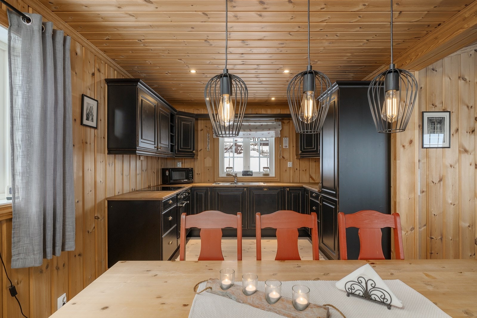 For en sømløs løsning er komfyr, oppvaskmaskin og kjøleskap integrert i innredningen. Galleribilde