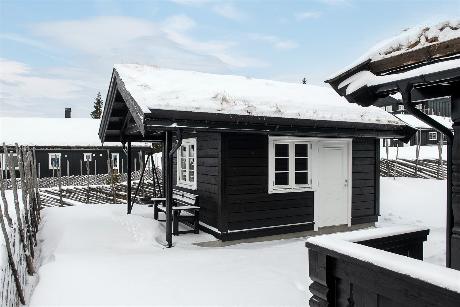 På eiendommen er det et frittstående uthus på 13 m² med torvtak. Galleribilde