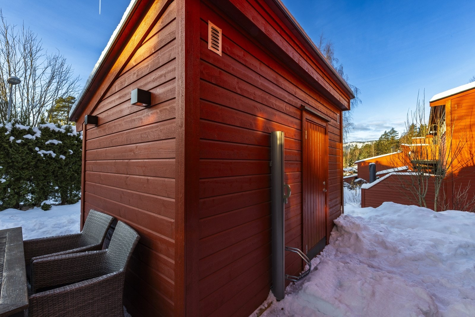 Til leiligheten medfølger en praktisk utvendig bod og garasje i felles garasjerekke. Galleribilde