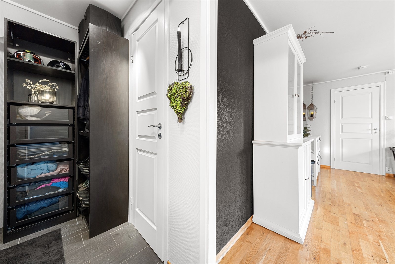 Leiligheten har en praktisk entré med fliselagt gulv og mulighet for å ha garderobeløsning. Galleribilde