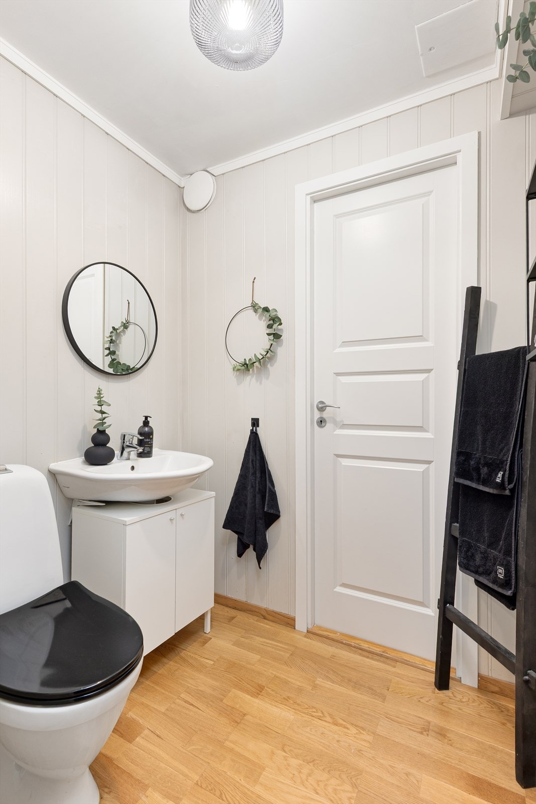 Med adkomst fra toalettrommet finnes et eget vaskerom med opplegg for vaskemaskin. Galleribilde