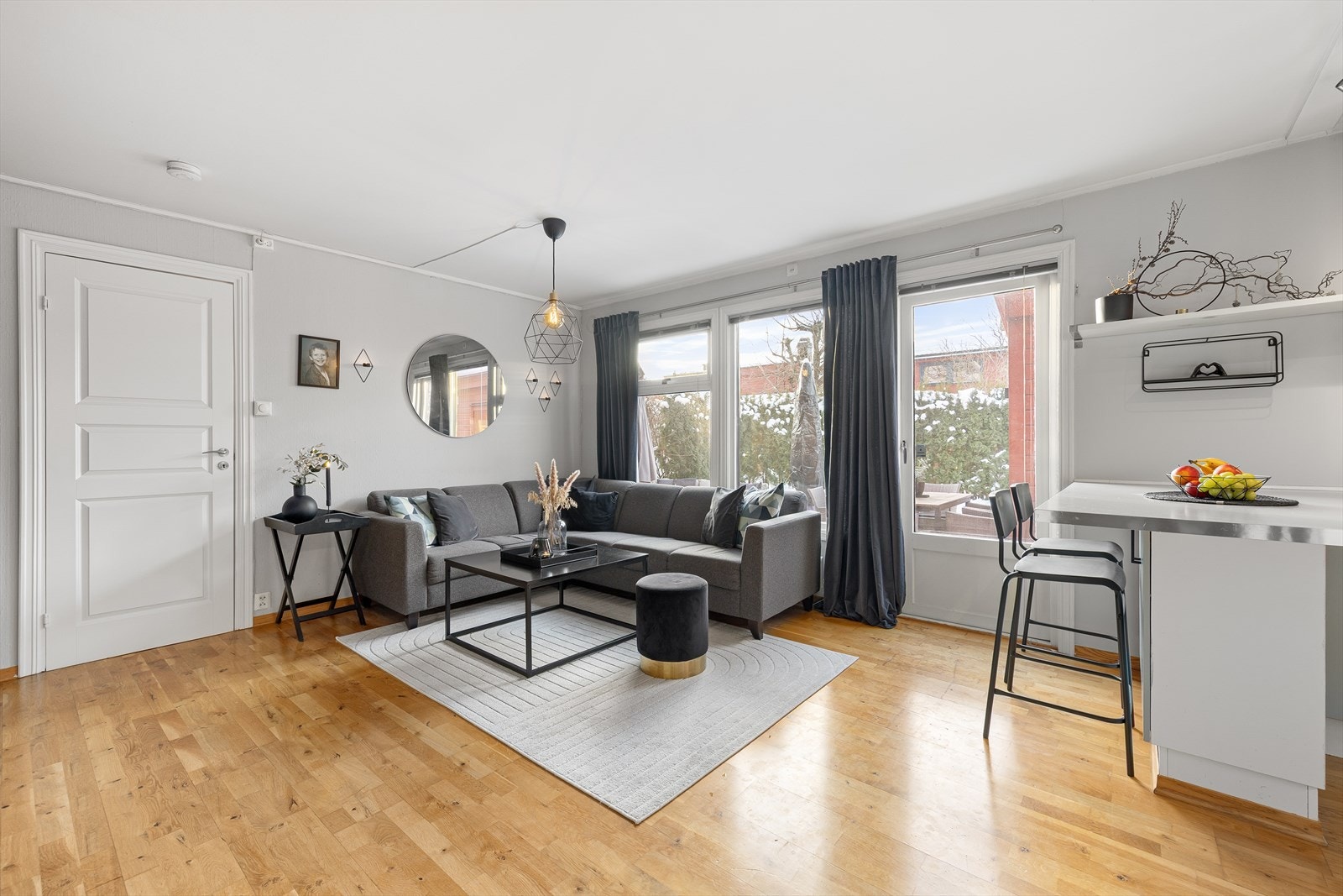 Leiligheten ligger på bakkeplan og måler 54 kvm. Galleribilde